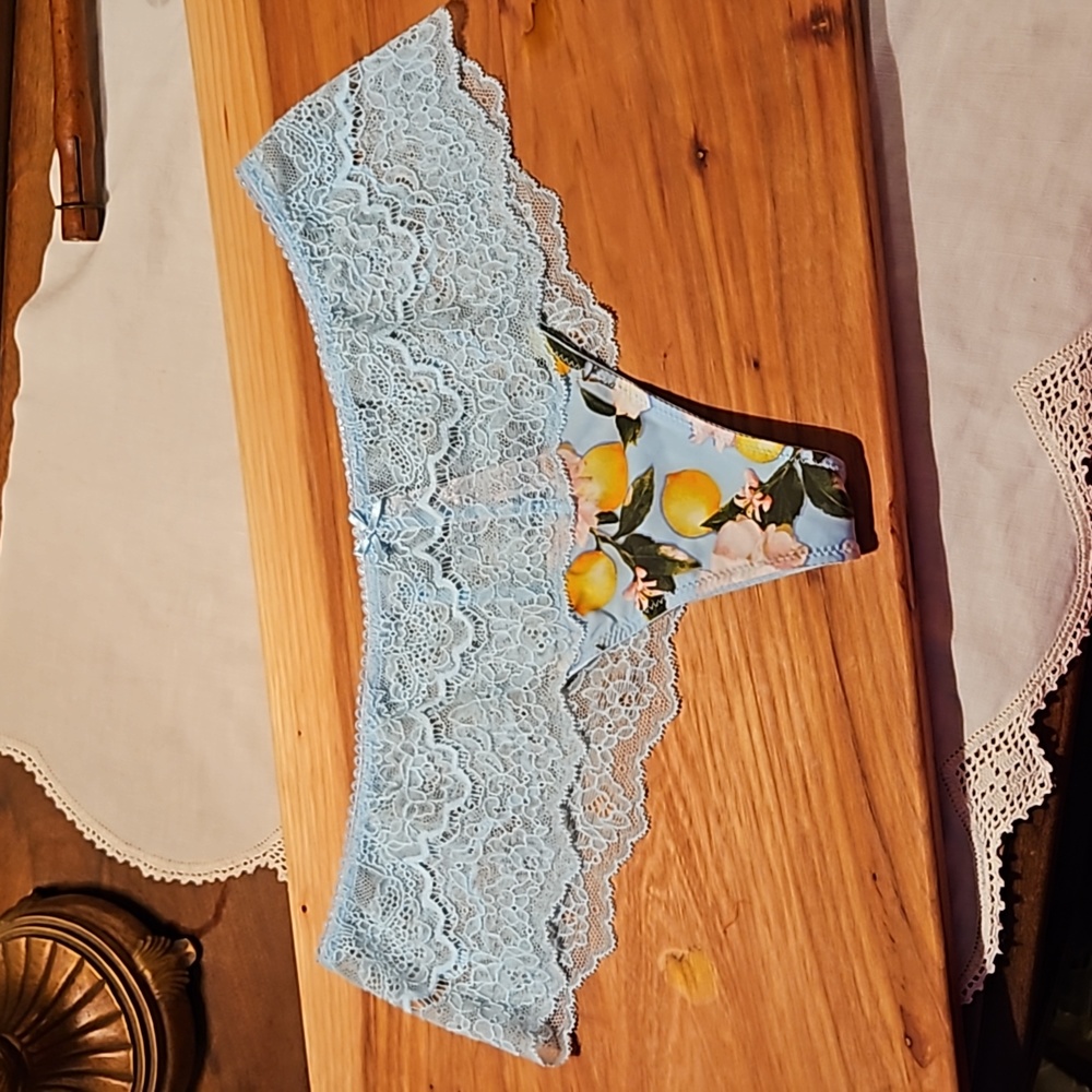NWT Victoria Secret's M thong lace panty